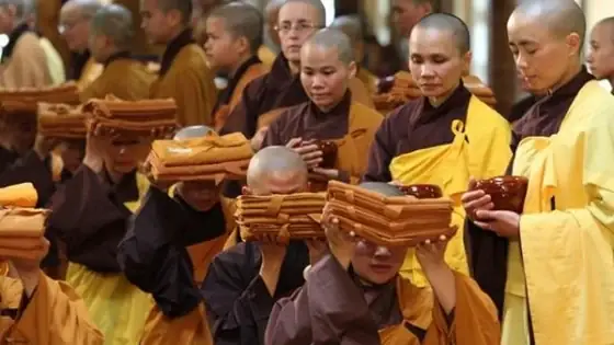 Nguồn Gốc Và Ý Nghĩa Dâng Y Cúng Dàng Trong Mùa Vu Lan Báo Hiếu