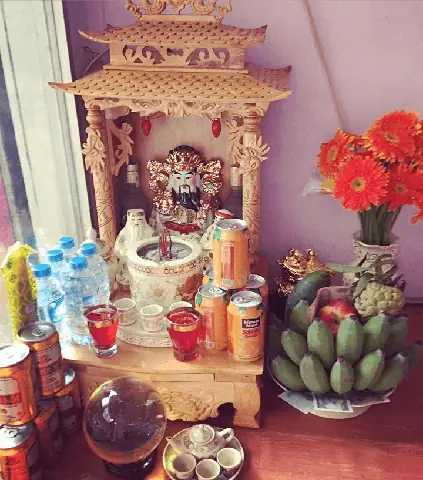 Đặt Bàn Thờ Thần Tài Quay Ra Cửa Tài Lộc Có Đi Ra Ngoài Không? - Gốm ...