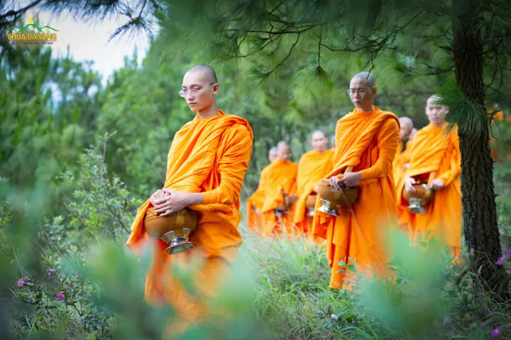 Ý Nghĩa Và Cách Thức Thực Hiện Nghi Lễ Đặt Bát Cúng Dường Chư Tăng Tu Hạnh Đầu Đà