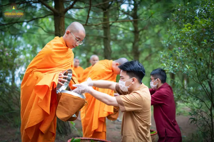 Ý Nghĩa Và Cách Thức Thực Hiện Nghi Lễ Đặt Bát Cúng Dường Chư Tăng Tu Hạnh Đầu Đà