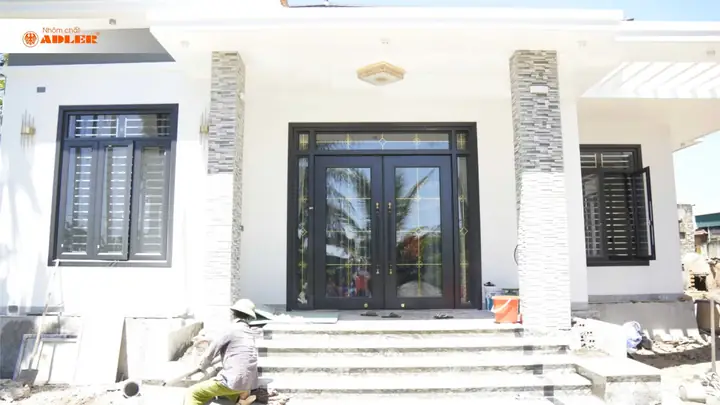 Đặt Cửa Chính Có Cần Cúng Không? Quy Trình Và Những Điều Cần Biết