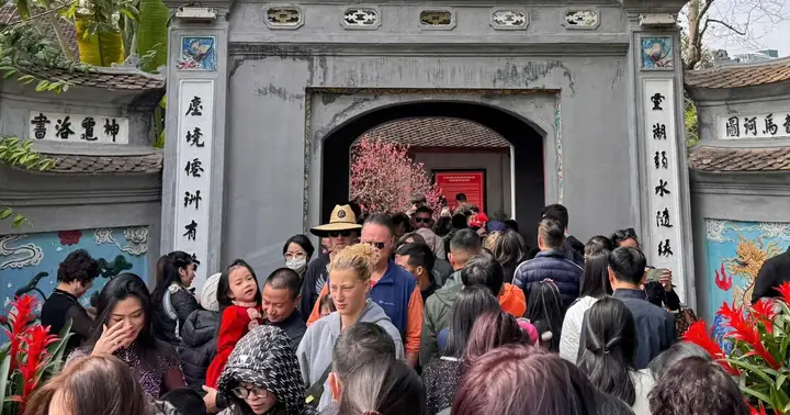 Cẩm Nang Tham Quan Đền Ngọc Sơn: Kiến Trúc Và Không Gian Thờ Tự Đặc Sắc