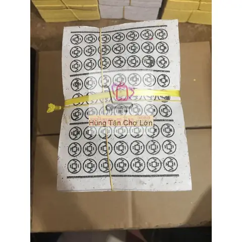 Một Xấp Giấy Tiền Trắng ( Đồng Xu Trắng ) Trong Thờ Cúng
