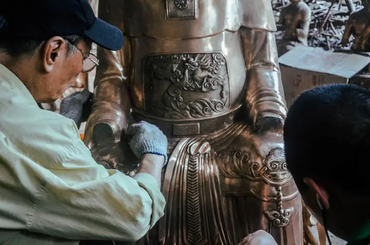 Đánh Giá Chi Tiết Đồ Thờ Cúng Bằng Đồng Ngũ Sắc: Phân Tích Từ Góc Nhìn Chuyên Gia