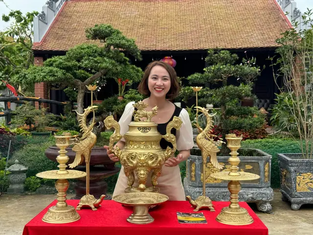 So Sánh Chi Tiết: Đồ Thờ Cúng Bằng Đồng Hay Bằng Sứ - Lựa Chọn Nào Tối Ưu Cho Gia Chủ?