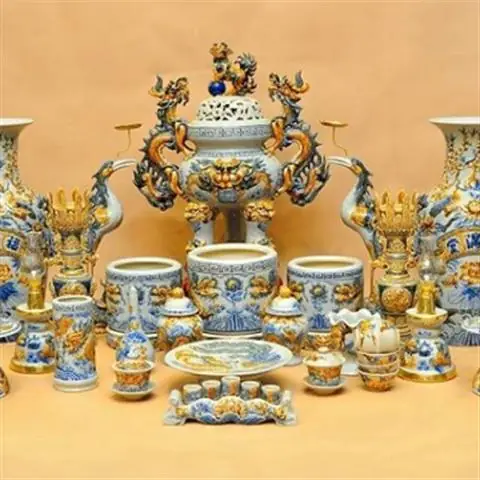 So Sánh Chi Tiết Đồ Thờ Cúng Bằng Sứ Trung Quốc Và Gốm Bát Tràng: Đâu Là Lựa Chọn Đúng Đắn?