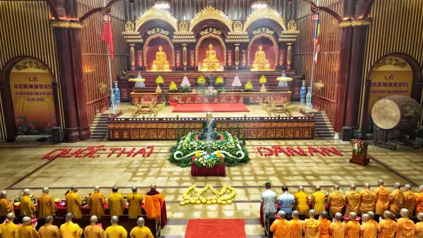 Quảng Ninh: Lễ Cung Rước Chiêm Bái Tôn Tượng Phật Hoàng Trân ...