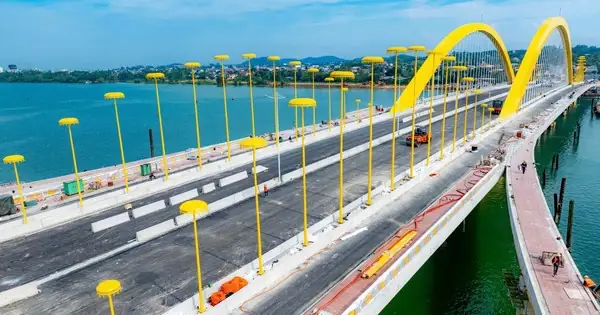 Độc Lạ 'lọng Vàng Cung Đình' Trên Cây Cầu Nghìn Tỷ Vượt Sông Hương