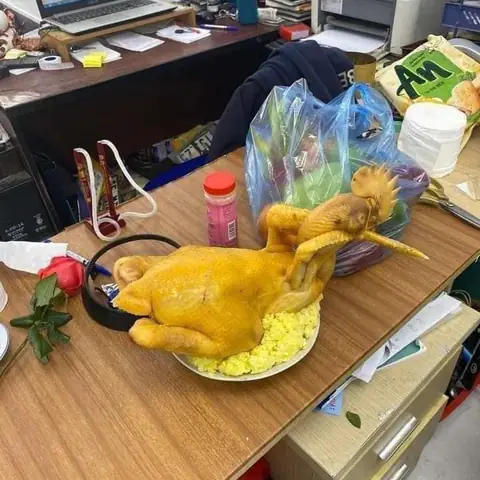 Kinh Nghiệm Chọn Mua Gà Cúng Luộc Sẵn: Đừng Để Tiền Mất Tật Mang