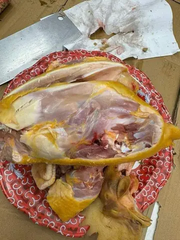 Kinh Nghiệm Chọn Mua Gà Cúng Luộc Sẵn: Đừng Để Tiền Mất Tật Mang