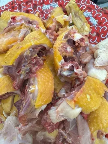 Kinh Nghiệm Chọn Mua Gà Cúng Luộc Sẵn: Đừng Để Tiền Mất Tật Mang