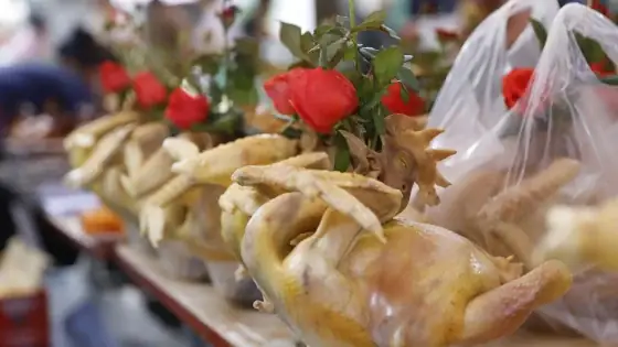 Gà Cúng Ngậm Hoa Hồng: Ý Nghĩa Sâu Xa Và Những Lưu Ý Quan Trọng Trong Nghi Lễ Thờ Cúng