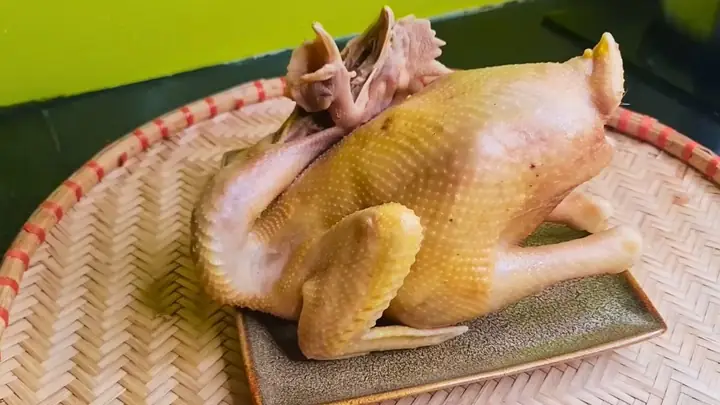 Cách Luộc Gà Cúng Nguyên Con Chuẩn Nhất: Da Vàng Bóng, Thịt Chín Đều, Không Bị Nát