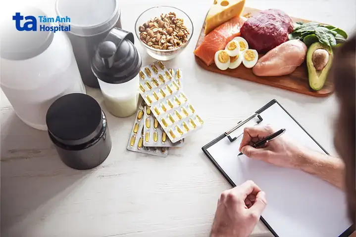 Giải Mã Giấc Mơ Ăn Cơm Thịt Gà: Điềm Báo Gì Và Con Số May Mắn?