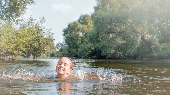 Giải Mã Giấc Mơ Bơi Trong Nước: 9 Kịch Bản Tiềm Thức Và Ý Nghĩa Đằng Sau