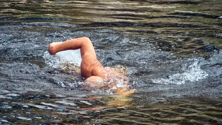 Giải Mã Giấc Mơ Bơi Trong Nước: 9 Kịch Bản Tiềm Thức Và Ý Nghĩa Đằng Sau