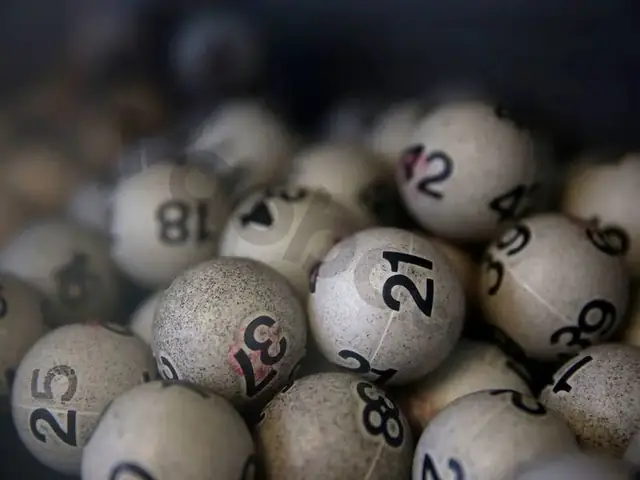 Giải Mã Giấc Mơ Có Người Cho Vay Tiền: Điềm Báo Gì Và Con Số May Mắn?