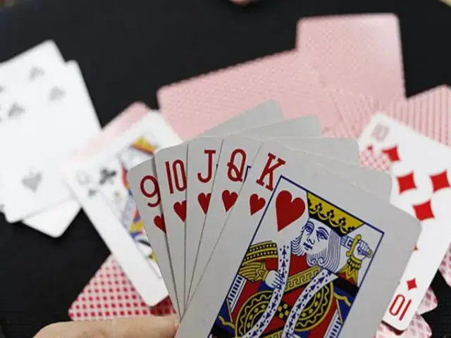 Giải Mã Giấc Mơ Đánh Bài: Điềm Báo Tâm Linh, Giải Thích Khoa Học Và Cách Ứng Phó