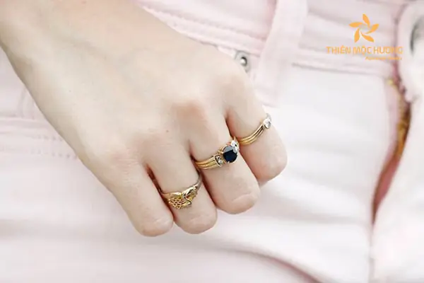 Giải Mã Giấc Mơ Đeo Nhẫn Vàng: Từ Góc Nhìn Tâm Lý Đến Quan Niệm Dân Gian