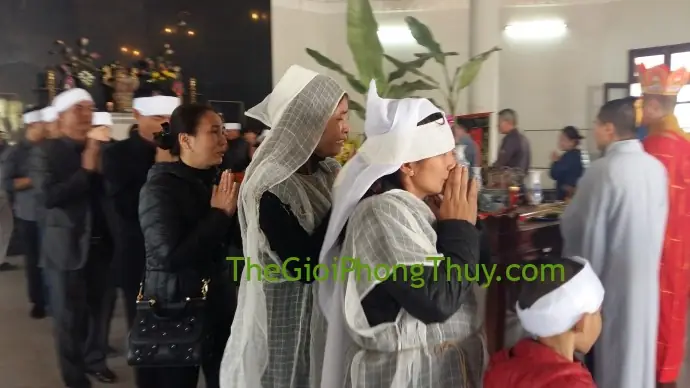 Giải Mã Giấc Mơ Đội Khăn Tăng: 10 Ý Nghĩa Tâm Linh Và Khoa Học Bạn Cần Biết