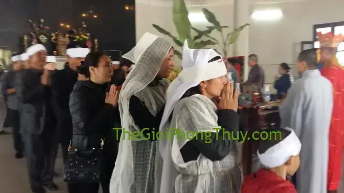 Giải Mã Giấc Mơ Đội Khăn Tăng: 10 Ý Nghĩa Tâm Linh Và Khoa Học Bạn Cần Biết