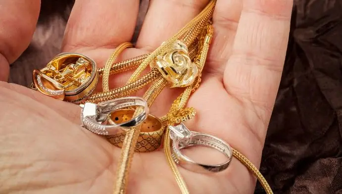 Giải Mã Giấc Mơ Được Người Khác Cho Vàng: Ý Nghĩa Đằng Sau Những Giấc Chiêm Bao