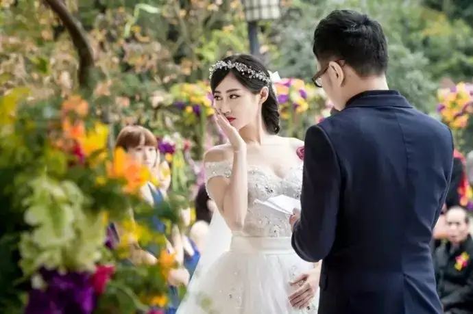 Giải Mã Giấc Mơ Thấy Mình Cưới Bạn: Điềm Báo Gì Và Ý Nghĩa Tâm Linh