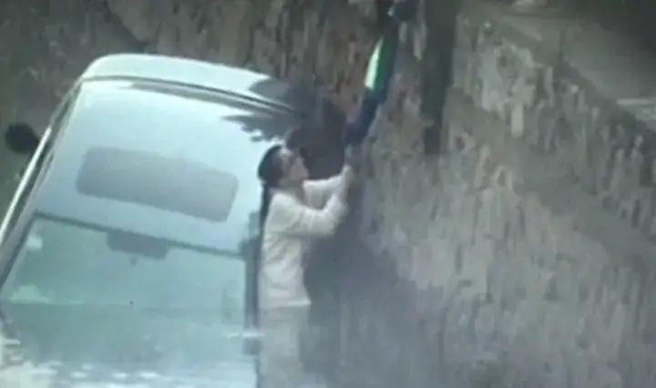 Giải Mã Giấc Mơ Đi Xe Ngã Xuống Ao: Điềm Báo Hay Chỉ Là Lo Lắng Vô Thức?