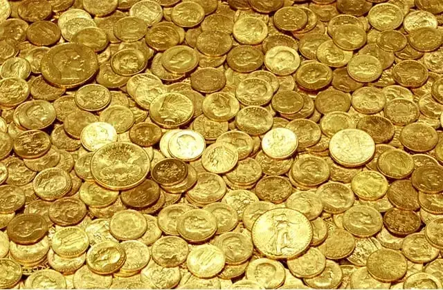 Giải Mã Giấc Mơ Thấy Đeo Nhẫn Vàng Bạc: Ý Nghĩa Tâm Lý, Dân Gian & Phong Thủy