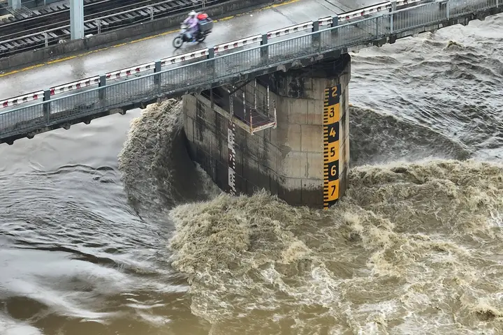 Giải Mã Giấc Mơ Thấy Đi Trên Dòng Sông: Chi Tiết Ý Nghĩa Và Điềm Báo