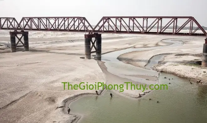 Giải Mã Giấc Mơ Thấy Dòng Sông Cạn Nước: Điềm Báo Gì Và Con Số May Mắn