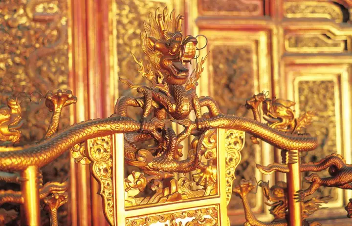 Giải Mã Giấc Mơ Thấy Mình Là Vua: Điềm Báo, Ý Nghĩa & Lời Khuyên Thực Tế