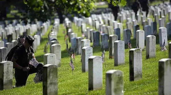 Giải Mã Giấc Mơ Thấy Mộ: Điềm Báo Gì Và Những Con Số May Mắn Ẩn Sau