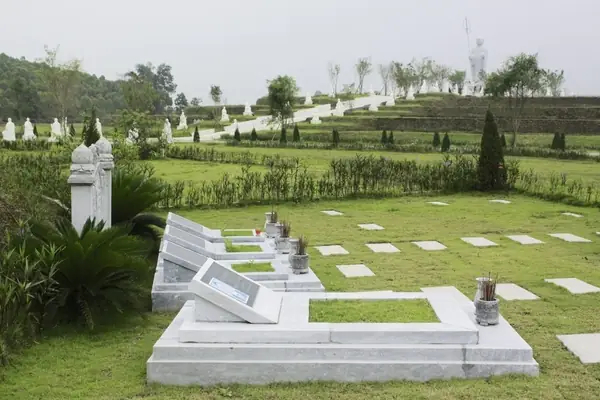 Giải Mã Giấc Mơ Thấy Mộ: Điềm Báo Gì Và Những Con Số May Mắn Ẩn Sau