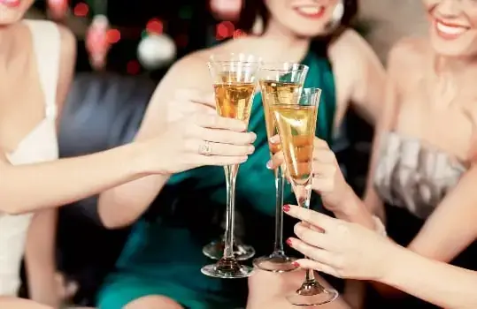 Giải Mã Giấc Mơ Thấy Nhậu: Điềm Gì, Tâm Lý & Thực Tế Cuộc Sống