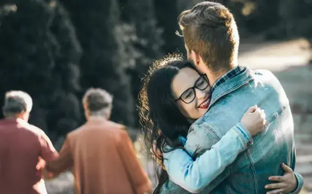 Giải Mã Giấc Mơ Thấy Ôm Người Khác: Điềm Báo Và Những Con Số May Mắn