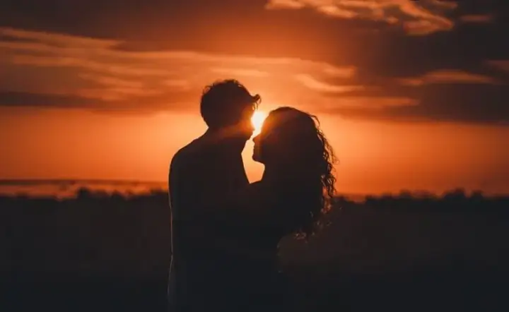 Giải Mã Giấc Mơ Thấy Ôm Người Khác: Điềm Báo Và Những Con Số May Mắn