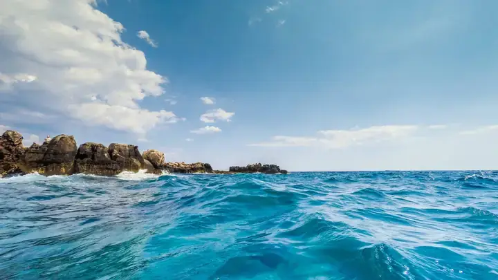 Giải Mã Giấc Mơ Thấy Sóng Biển Lớn: Điềm Báo Gì Và Con Số May Mắn?