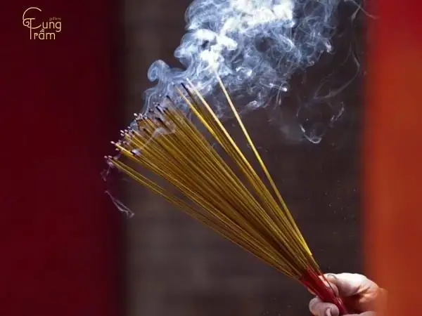 Giải Mã Giấc Mơ Thấy Thắp Hương: Điềm Báo Tâm Linh & Ý Nghĩa Thực Tiễn