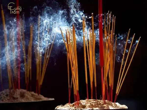 Giải Mã Giấc Mơ Thấy Thắp Hương: Điềm Báo Tâm Linh & Ý Nghĩa Thực Tiễn