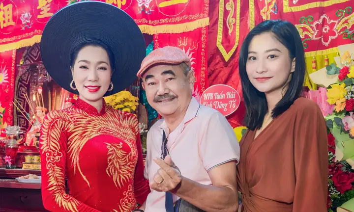 Nsnd Việt Anh Cùng Bạn Gái Cúng Tổ Nghề - Ngôi Sao