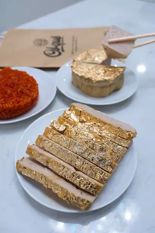 Nhiều Người Tò Mò Về Món Giò Chả Dát Vàng Đang Gây "sốt" Trong Ngày Vía Thần Tài Năm Nay.
