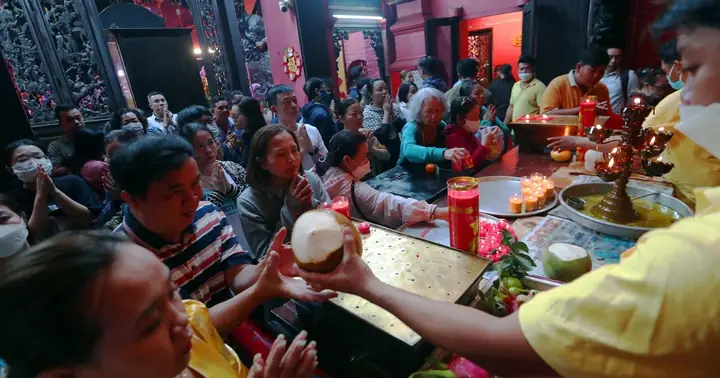 Người Dân Dậy Từ 4 Giờ Sáng Dâng Lễ, Cúng Vía Ngọc Hoàng Ngày ...