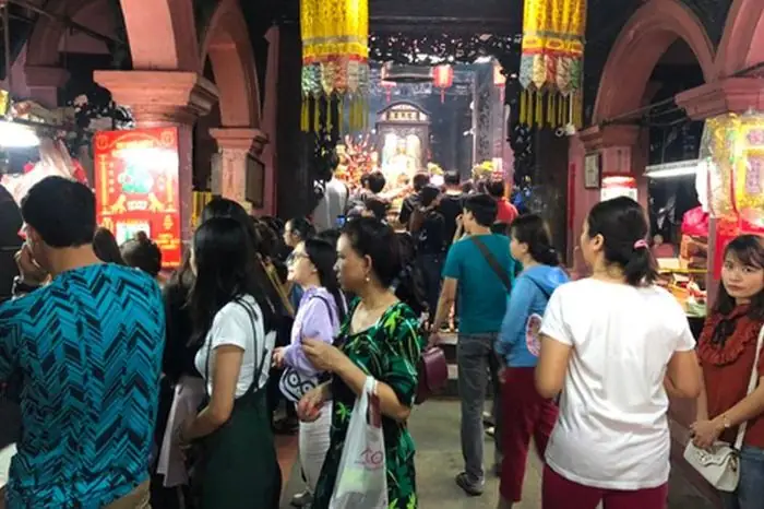 Bất Ngờ 'mỏ Dầu' Không Bao Giờ Cạn Tại Chùa Ngọc Hoàng, Tp Hcm ...