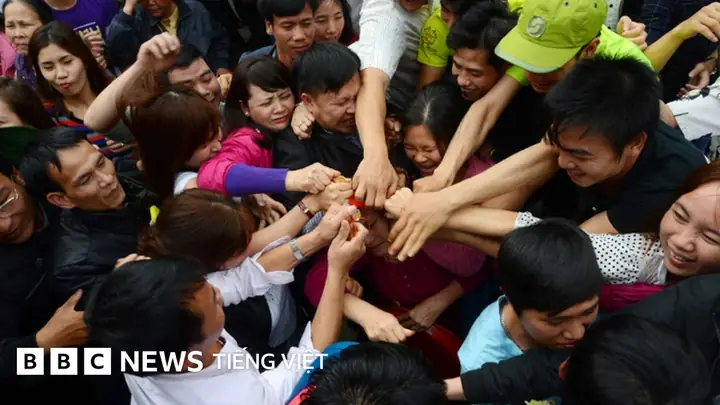 Bàn Về Lễ Hội Nhân Nhà Sư Phát Lộc Gây Phản Cảm Ở Chùa Hương ...