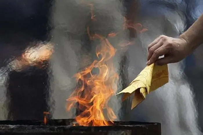 Có Nên Đốt Vàng Mã Cho Người Thân Đã Mất? - Tạp Chí Gia Đình Việt ...