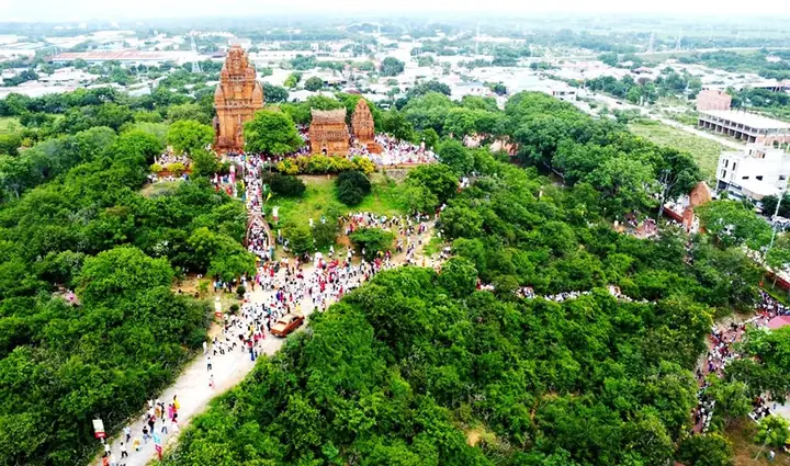 Bài 1 - Kiến Tạo "cung Đường Di Sản Chăm"