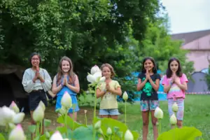 Chắp Tay – Xá Chào – Làng Mai