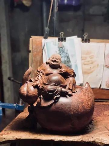 Phật Di Lặc Đục Tay Sắc Xảo Từ Những Phôi Gỗ Quý