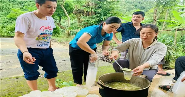 Bữa Cơm Ấm Áp Ngày Lũ Của Đồng Bào Thái Bản Vẽ | Dân Tộc Và ...